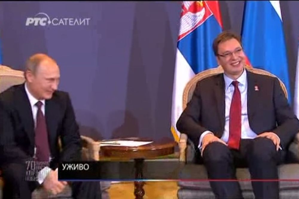 PUTIN JE GLEDAO U JEDNU TAČKU: Evo zašto se smejao zajedno sa Vučićem! (VIDEO)