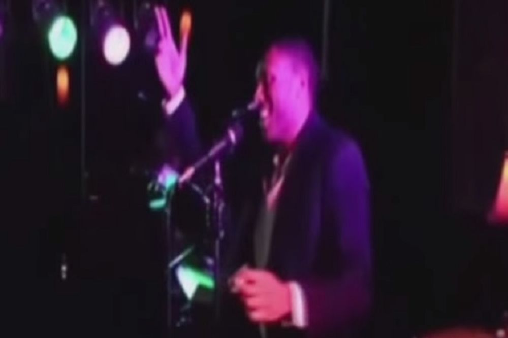 (VIDEO) SRBENDA: Afroamerikanac usred Čikaga peva pesmu Još te nešto čini izuzetnom!