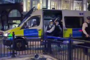UZBUNA U LONDONU: Veliki broj policajaca se sjurio u metro stanicu, uhapšen muškarac (VIDEO)