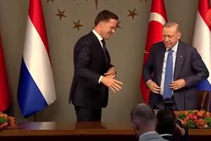 ŠOK SCENA NA SASTANKU ERDOGANA I HOLANDSKOG PREMIJERA: Rute prišao i pružio ruku, ali turski lider imao DRUGE PLANOVE (VIDEO)