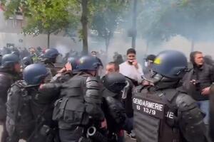 "UGASIĆEMO OLIMPIJSKI PLAMEN": Haos na ulicama Pariza, demonstranti razbijaju izloge, policija upotrebila PALICE (FOTO/ VIDEO)